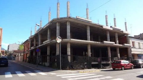 Edificio residencial con obra parada en construcción en Sant Celoni.