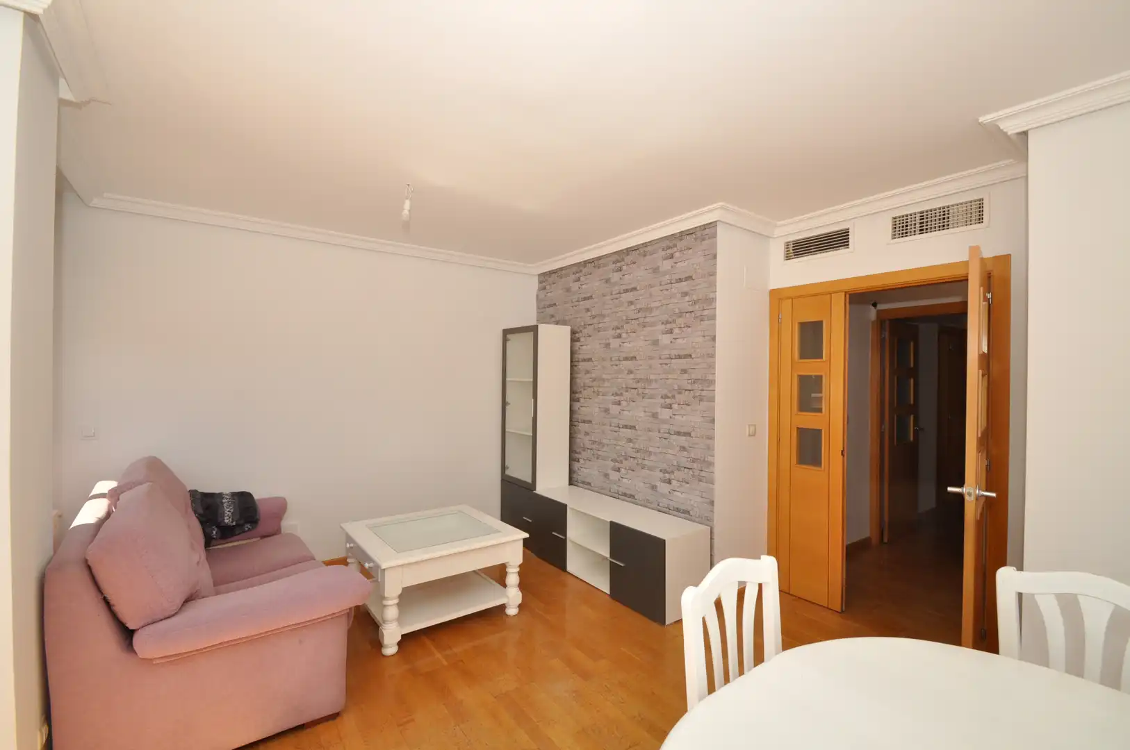 Sala d'estar de Àtic de lloguer en Yebes amb Aire condicionat, Calefacció i Jardí privat