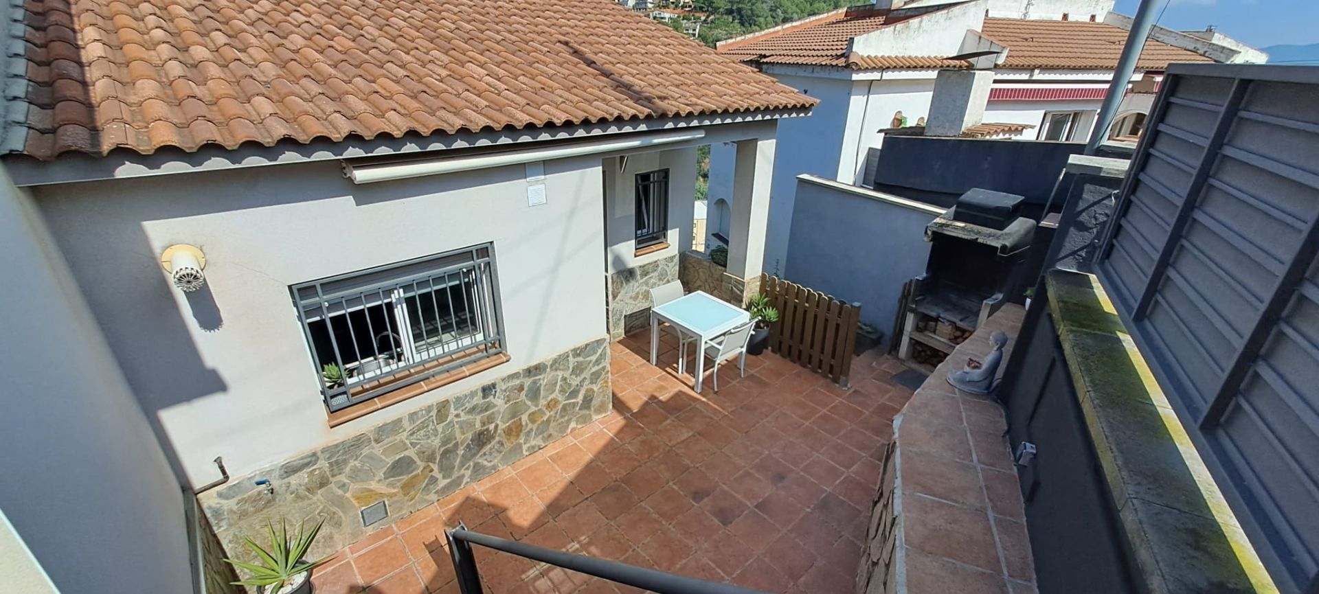 Vista exterior de Casa adosada en venda en Vallirana amb Calefacció i Terrassa