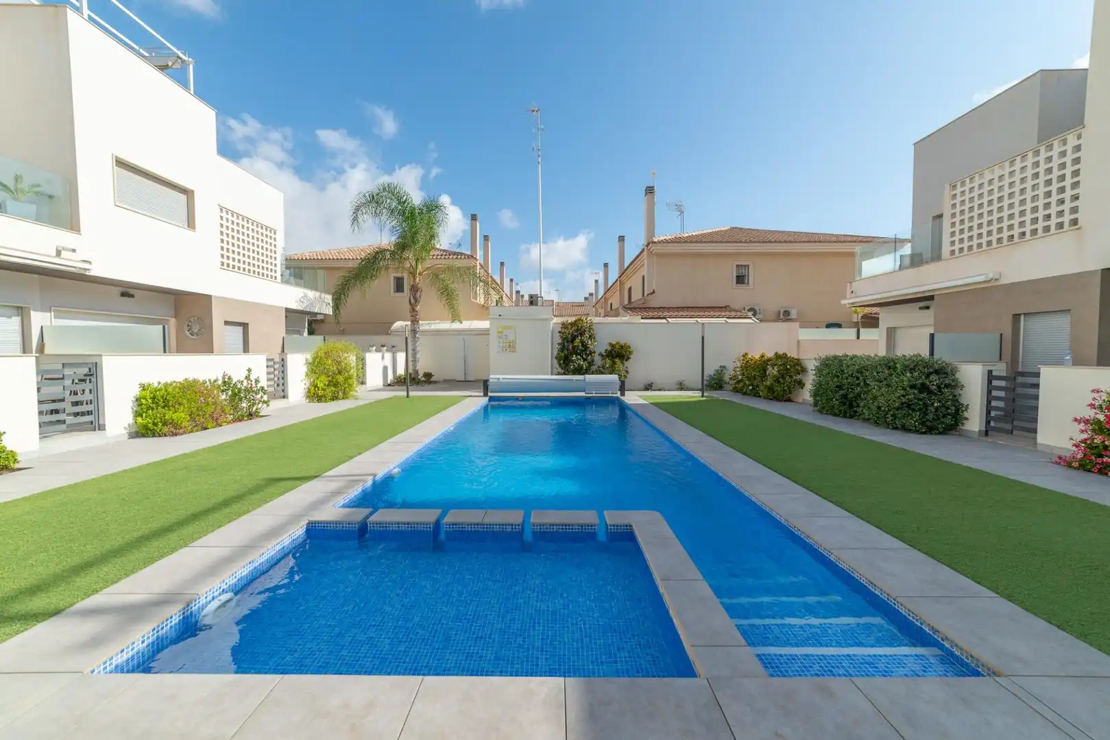 Piscina de Casa adosada en venda en San Javier amb Aire condicionat, Jardí privat i Terrassa