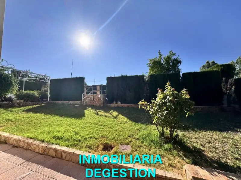 Jardí de Casa o xalet en venda en Linares amb Aire condicionat, Jardí privat i Piscina