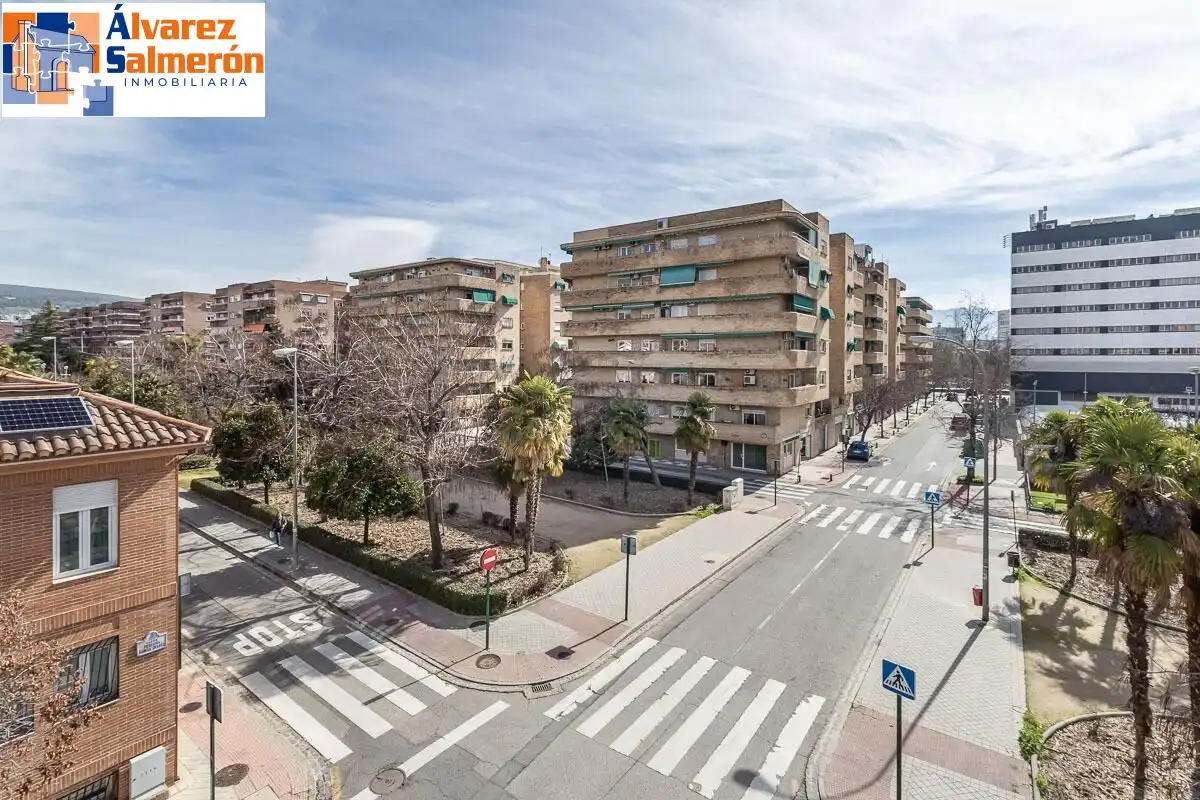 Außenansicht von Einfamilien-Reihenhaus zum Verkauf in Granada mit Privatgarten, Terrasse und Schwimmbad