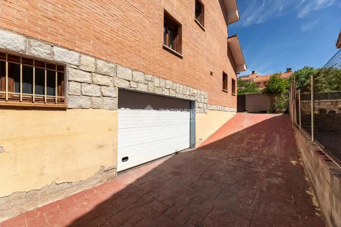 Vista exterior de Casa o chalet en venta en Hoyo de Manzanares con Calefacción