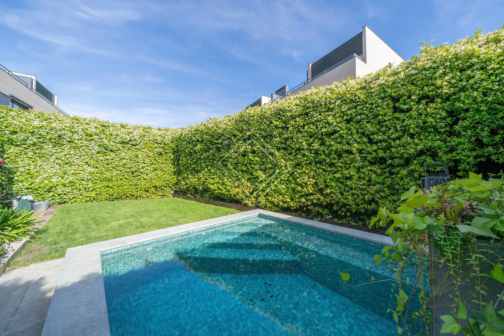 Schwimmbecken von Einfamilien-Reihenhaus zum Verkauf in Madrid mit Klimaanlage, Heizung und Privatgarten