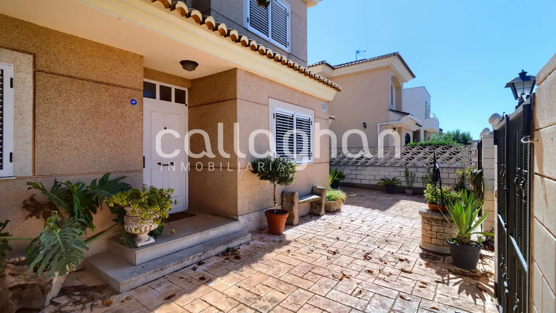 Vista exterior de Casa o xalet en venda en Polinyà de Xúquer amb Aire condicionat, Jardí privat i Terrassa