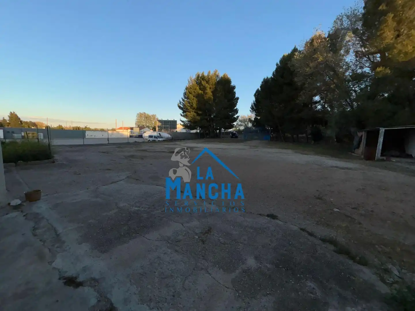 Parkplatz von Fabrikhallen zum Verkauf in Albacete