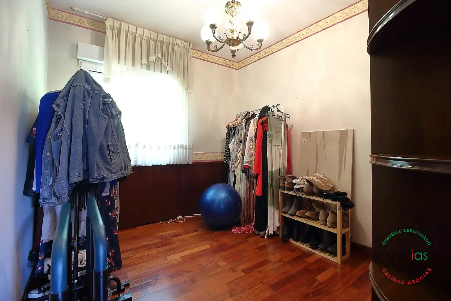 Dormitori de Casa o xalet en venda en Gijón  amb Calefacció, Parquet i Moblat