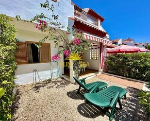 Vista exterior de Casa adosada en venda en Torrevieja amb Calefacció, Jardí privat i Terrassa