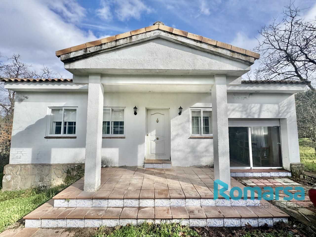 Vista exterior de Casa o xalet en venda en Navahondilla amb Calefacció, Jardí privat i Traster