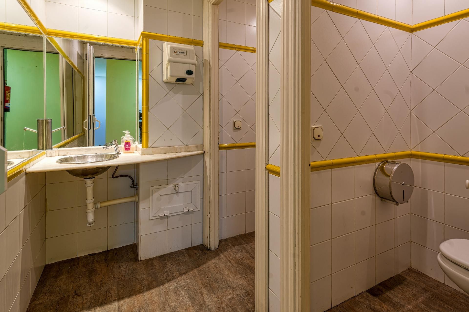 Bathroom of Premises for rent in  Madrid Capital