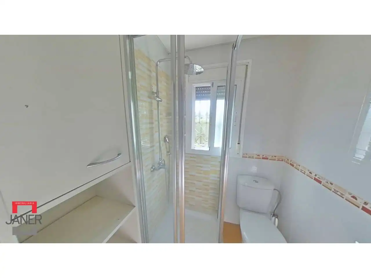 Bany de Casa o xalet en venda en Tomares amb Aire condicionat, Jardí privat i Terrassa