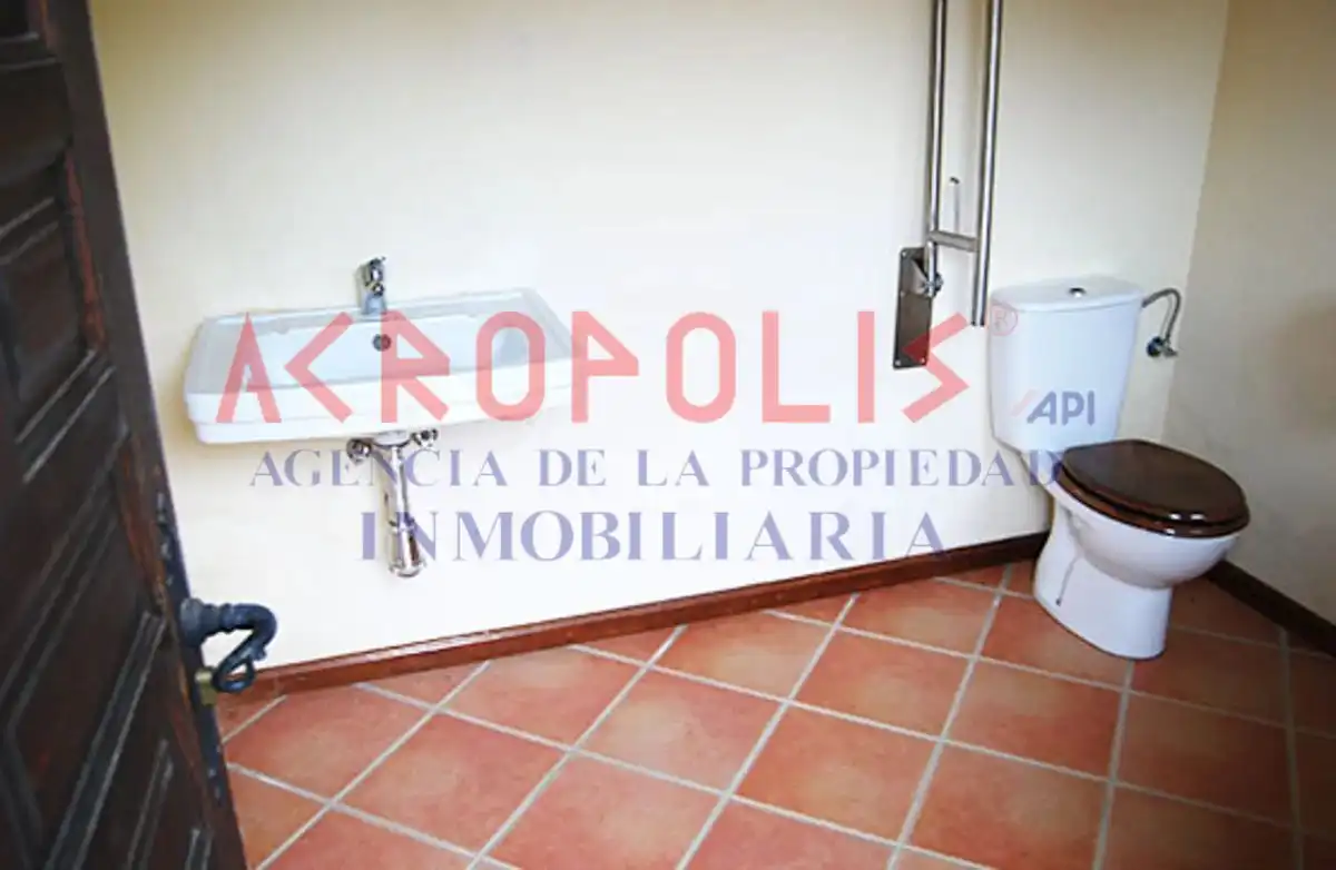 Baño de Local en venta en Santa María de la Vega