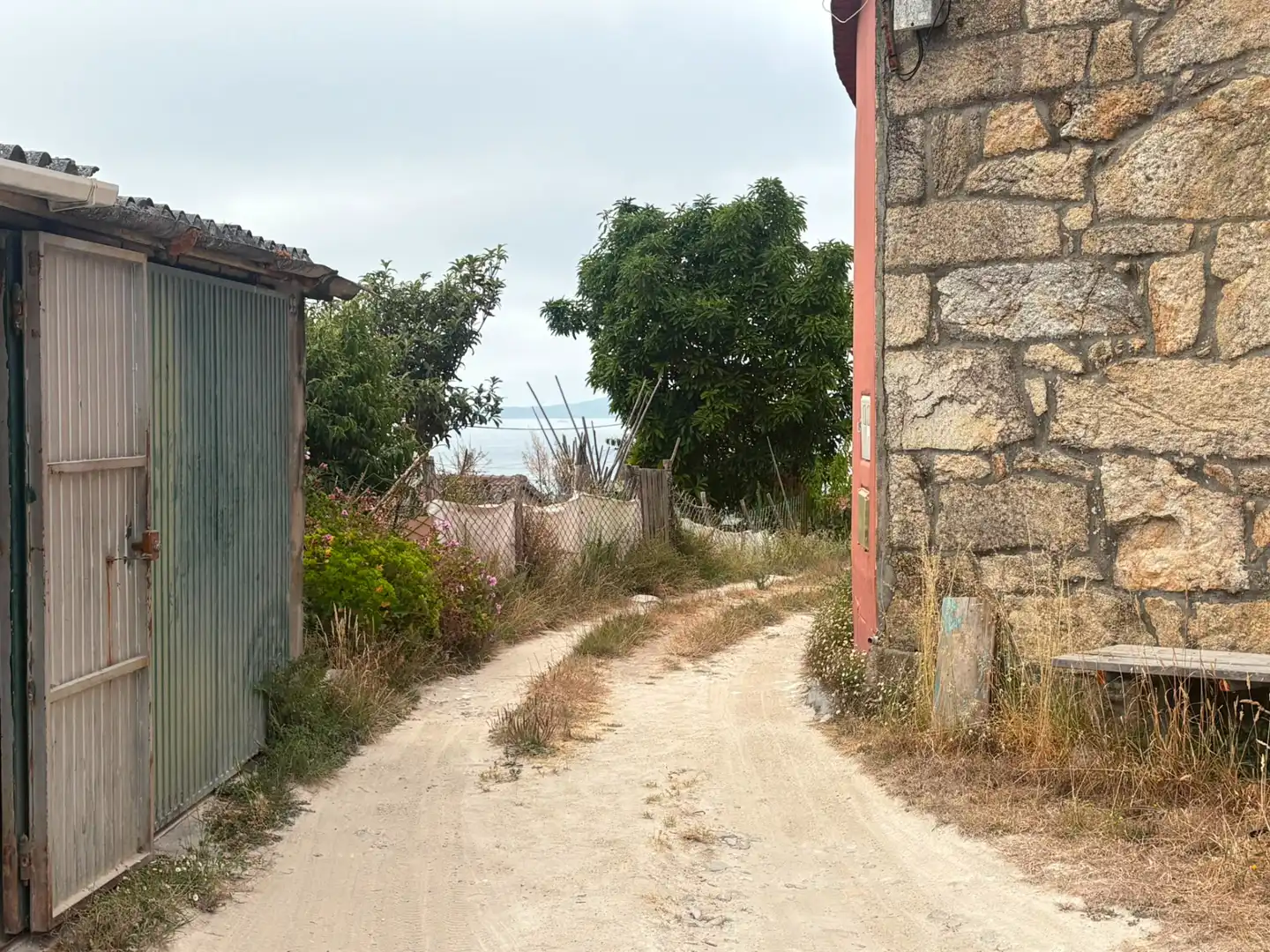 Vista exterior de Casa adosada en venda en Vigo  amb Jardí privat, Terrassa i Traster