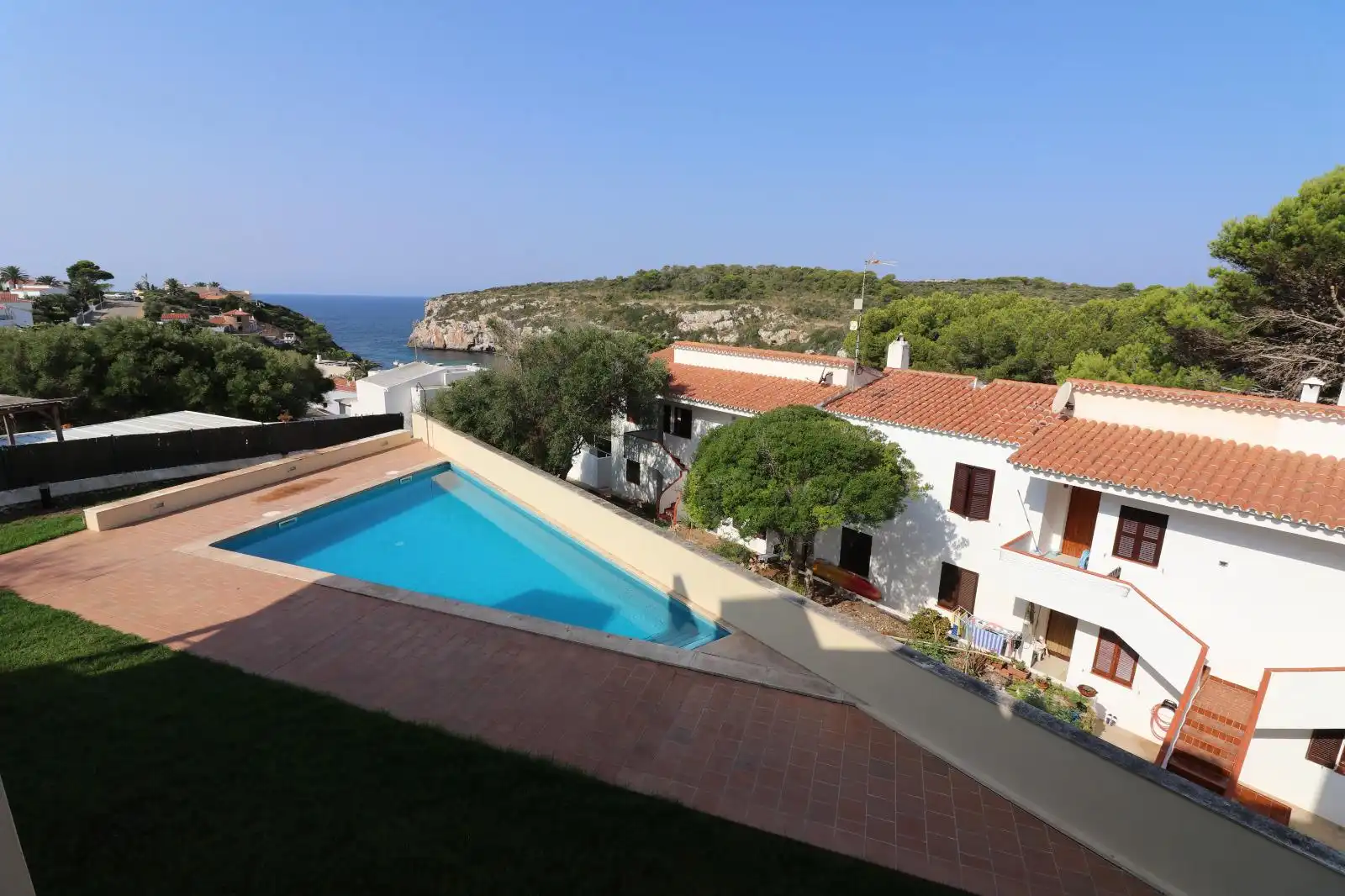Schwimmbecken von Einfamilien-Reihenhaus zum Verkauf in Maó - Mahón mit Klimaanlage, Privatgarten und Terrasse