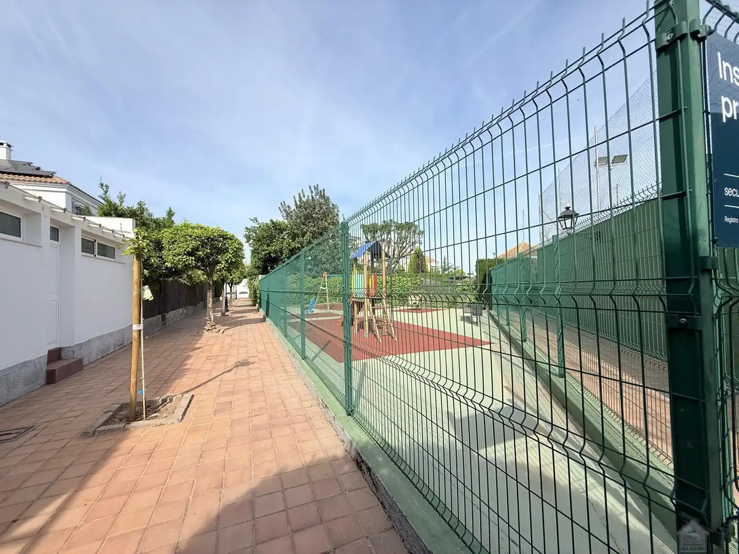Vista exterior de Casa o chalet en venta en Tomares con Aire acondicionado, Terraza y Piscina comunitaria