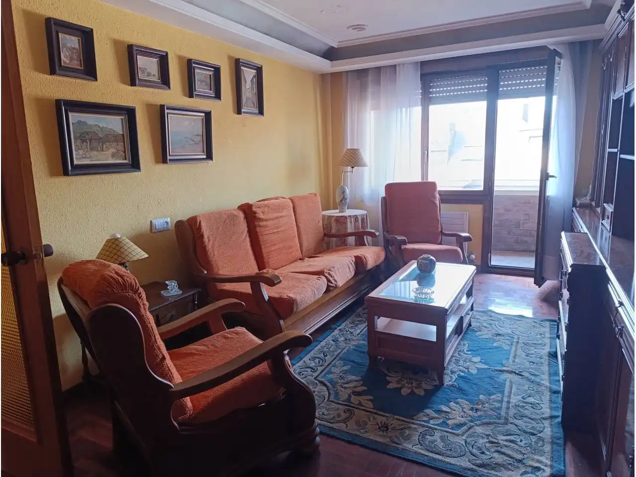 Sala d'estar de Pis de lloguer en Oviedo  amb Calefacció, Parquet i Terrassa