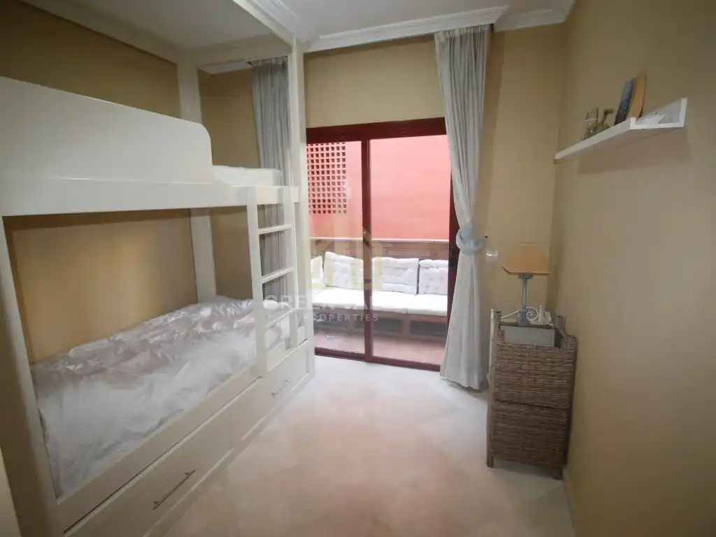 Schlafzimmer von Wohnung zum Verkauf in Marbella mit Klimaanlage, Privatgarten und Terrasse
