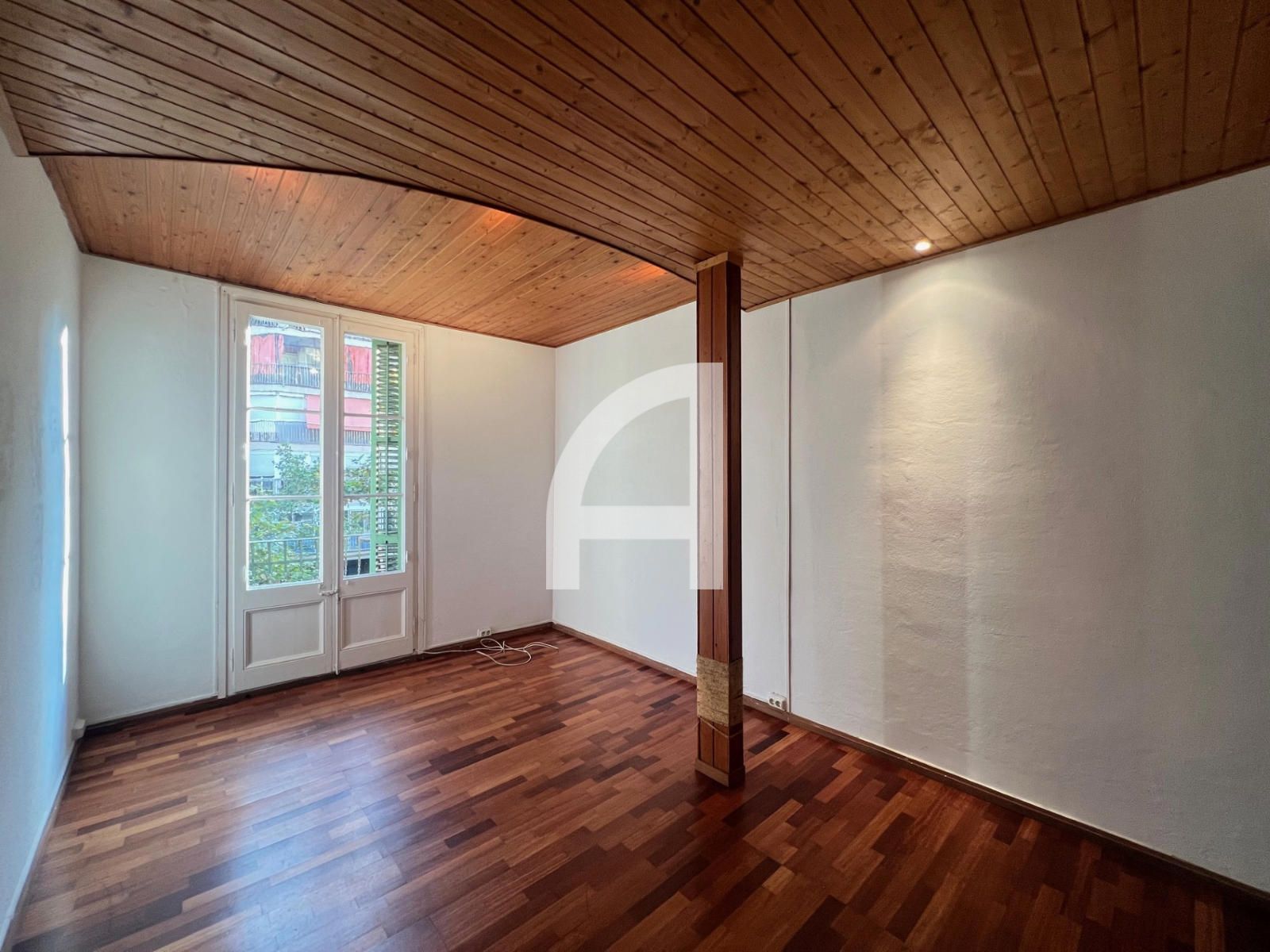 Estudio de alquiler en  Barcelona Capital con Parquet, Terraza y Balcón