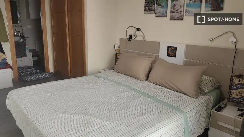 Habitación de Apartamento para compartir en Vélez-Málaga con Aire acondicionado, Terraza y Amueblado
