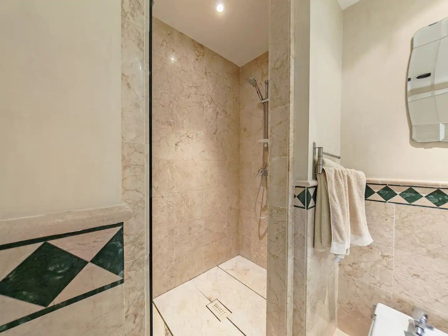 Badezimmer von Wohnungen zum Verkauf in Marbella mit Terrasse, Möbliert und Gemeinschaftspool