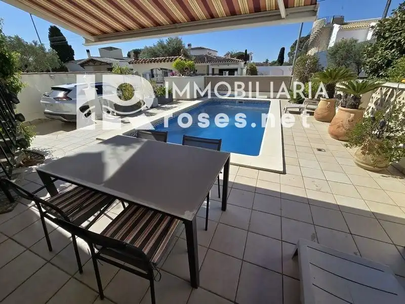 Casa con piscina en venta en Pení