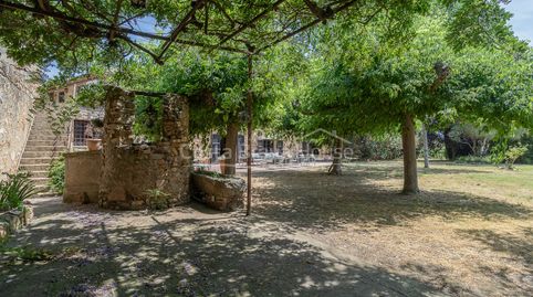 Masía catalogada del siglo XVII en venta entre Girona y la Costa Brava con jardín, piscina y encanto histórico, image 5
