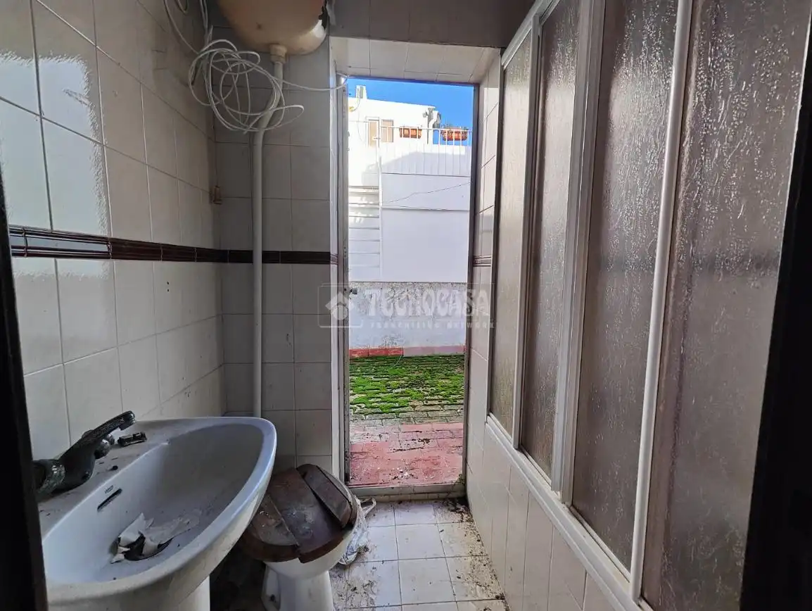 Bany de Casa adosada en venda en Los Palacios y Villafranca amb Balcó