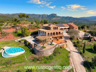 Casa rústica amb balcó en venda a Airesol