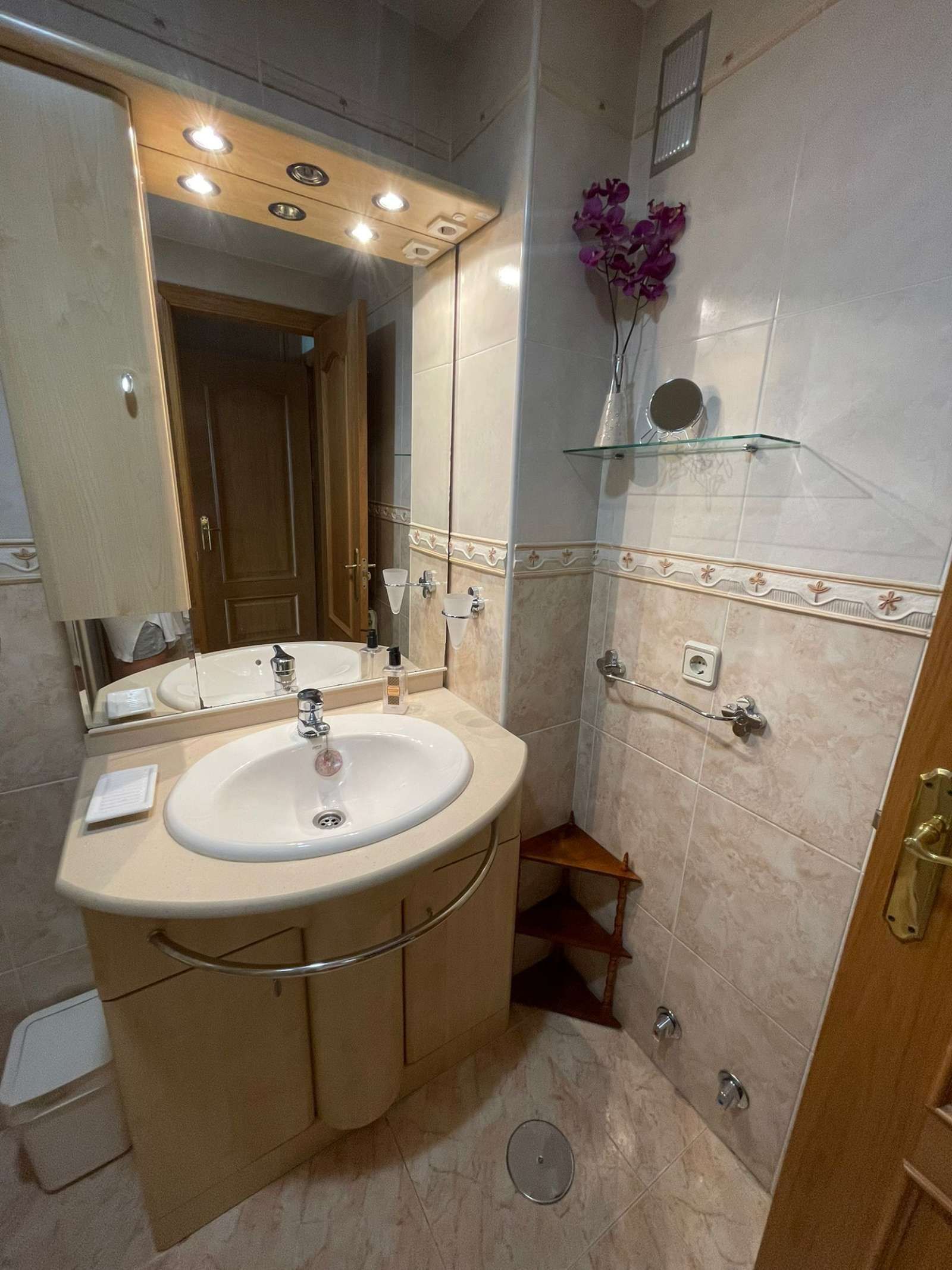 Bathroom of Apartment to share in Torrelodones  with Air Conditioner, Heating and Terrace