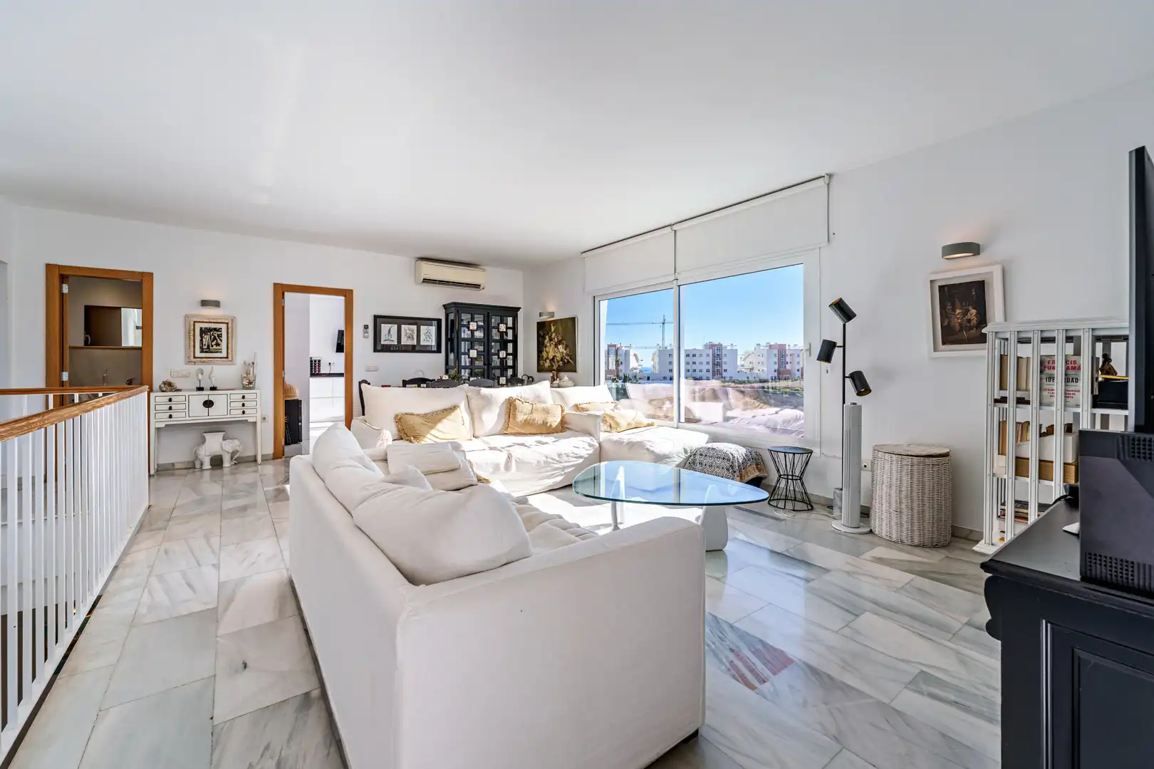 Sala d'estar de Casa adosada en venda en Benalmádena amb Aire condicionat, Jardí privat i Terrassa