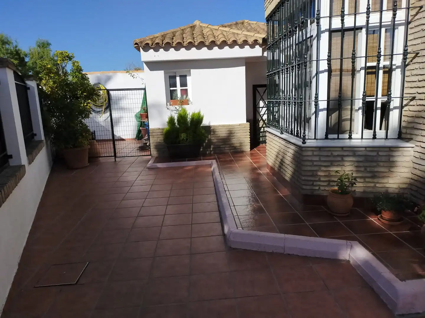 Vista exterior de Casa o xalet en venda en El Puerto de Santa María amb Jardí privat, Terrassa i Piscina