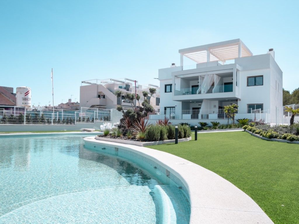 Vista exterior de Casa o xalet en venda en Torrevieja amb Terrassa i Piscina