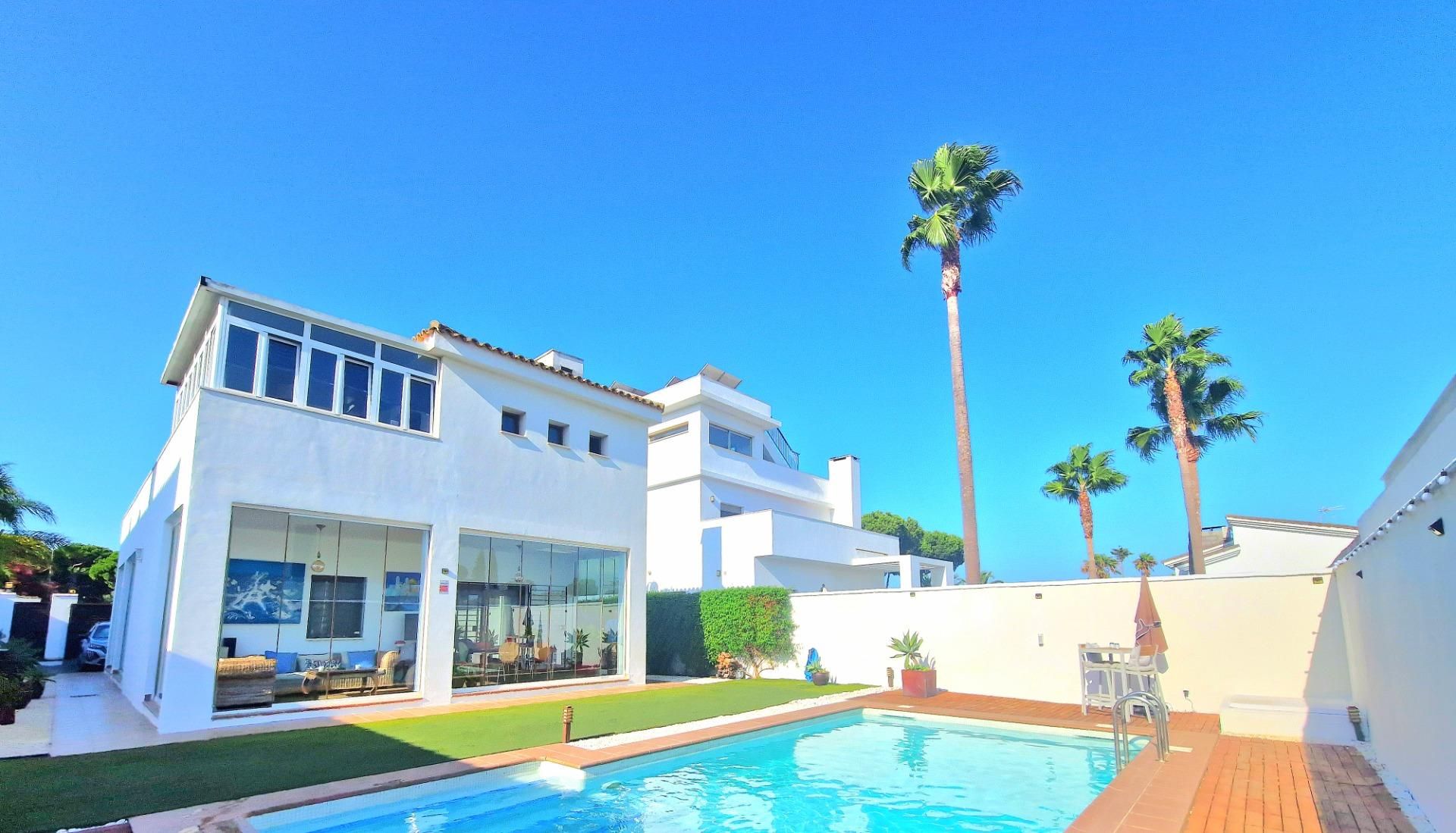Exterior view of House or chalet for sale in Chiclana de la Frontera  with Air Conditioner, Heating and Private garden