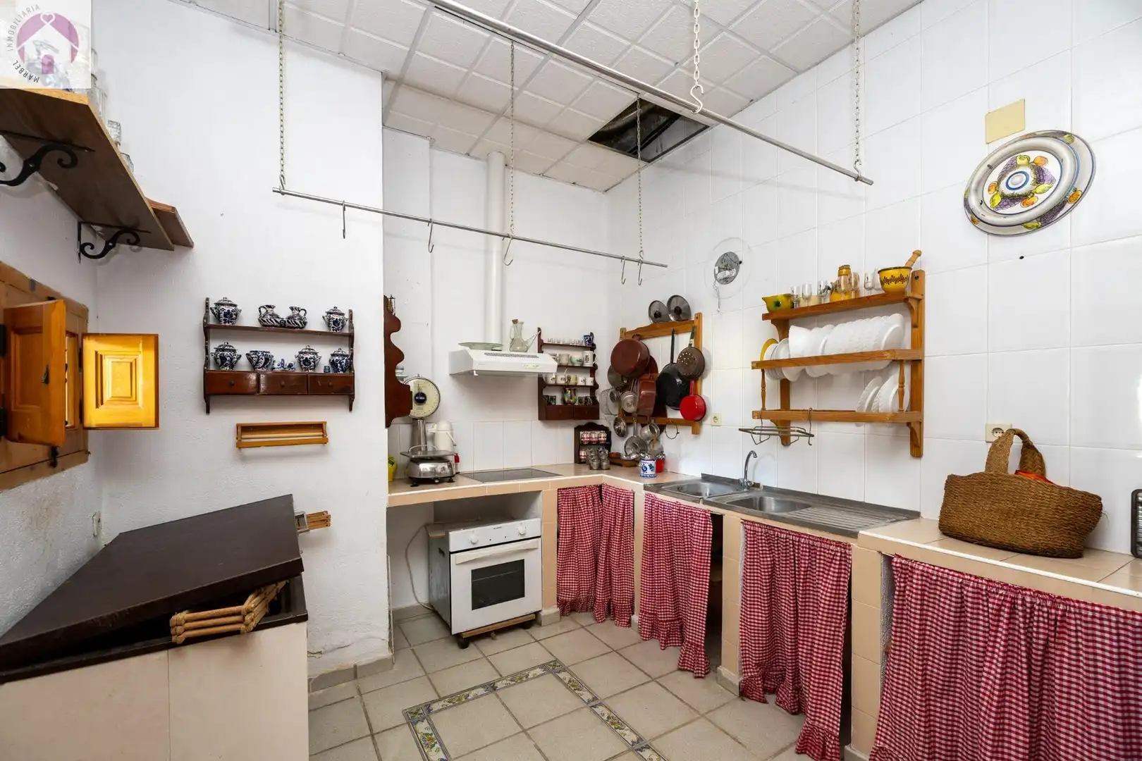 Cuina de Casa adosada en venda en Granada amb Calefacció, Jardí privat i Terrassa