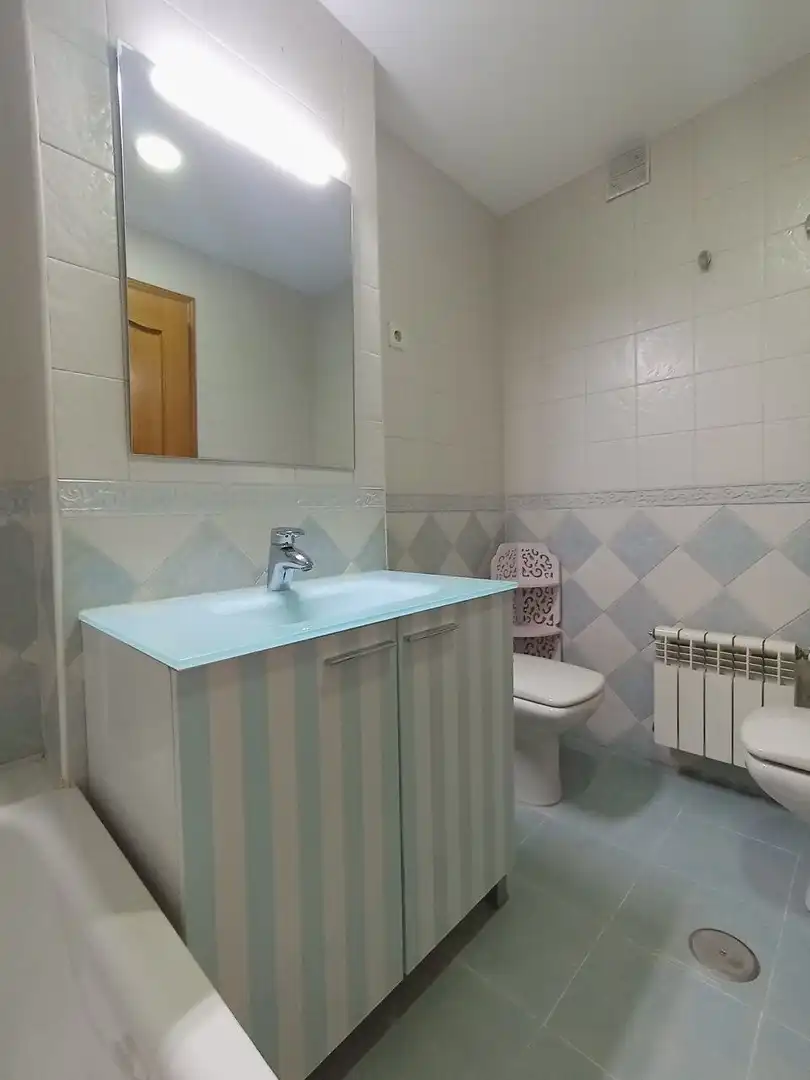 Badezimmer von Wohnung zur Miete in Parla mit Heizung, Parkett und Ofen