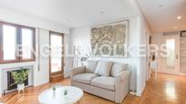 Sala d'estar de Apartament de lloguer en  Madrid Capital amb Aire condicionat, Terrassa i Balcó