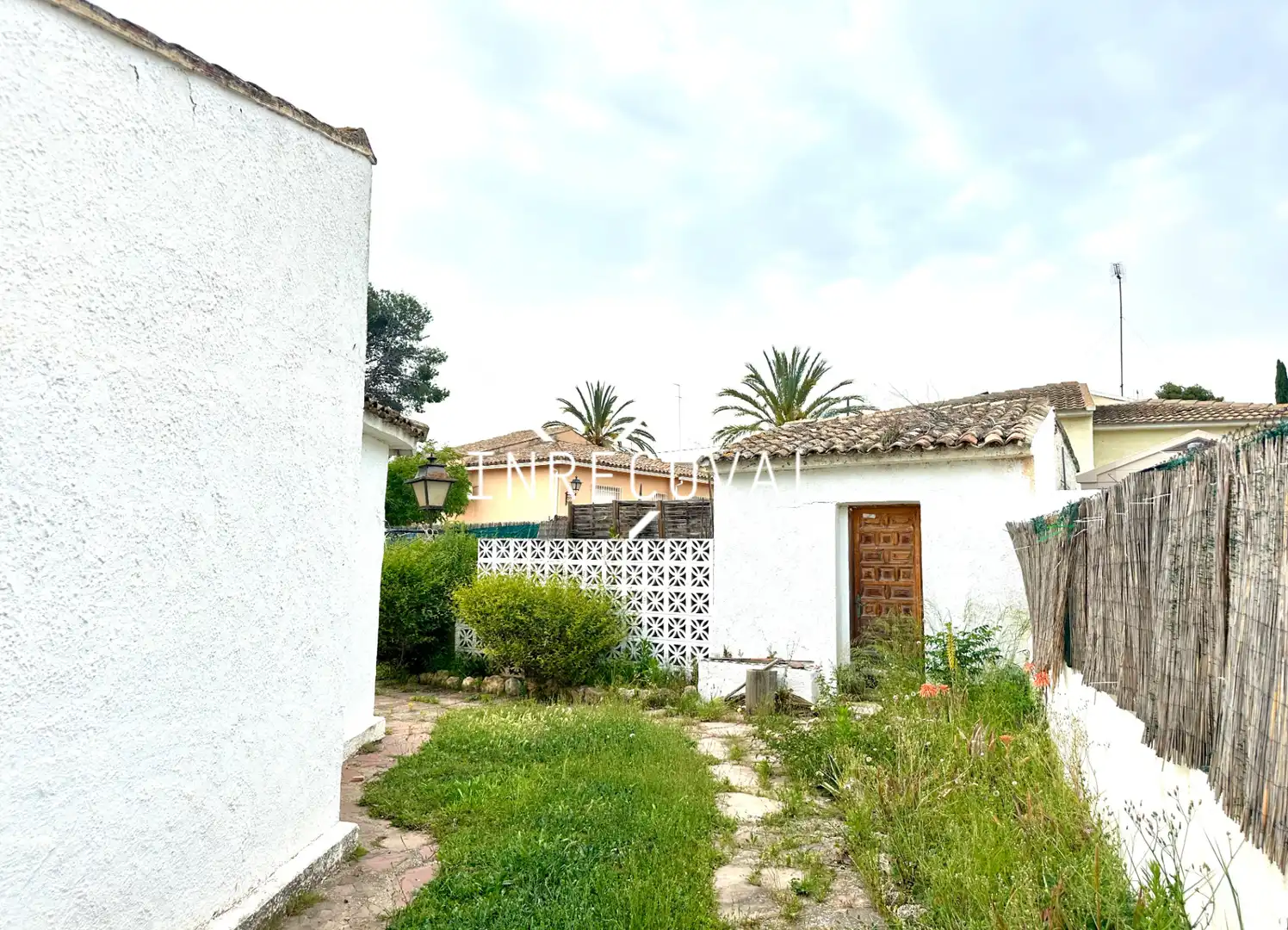 Außenansicht von Haus oder Chalet zum Verkauf in Paterna mit Klimaanlage, Heizung und Privatgarten