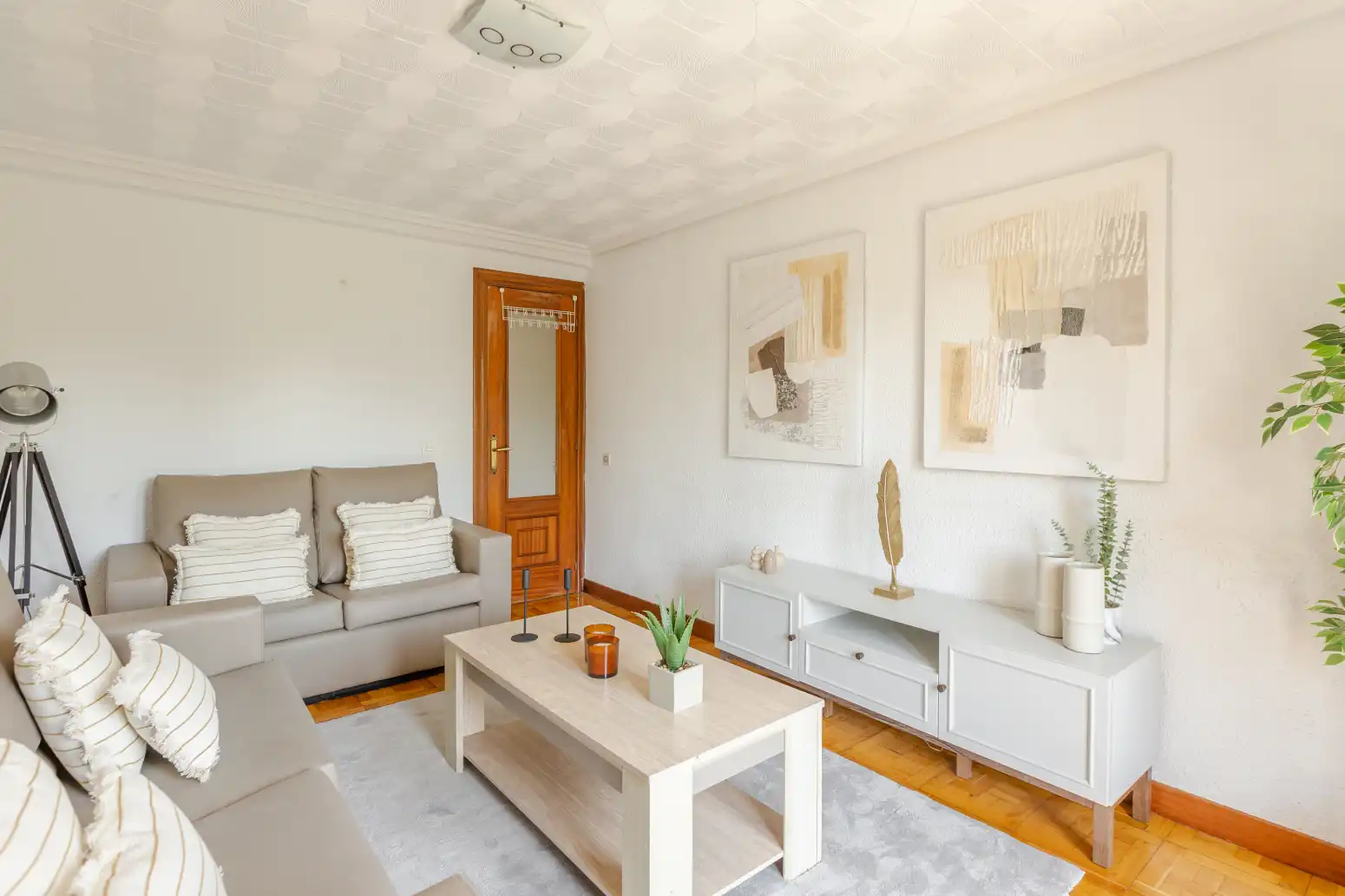 Sala de estar de Piso en venta en  Pamplona / Iruña con Calefacción, Parquet y Balcón
