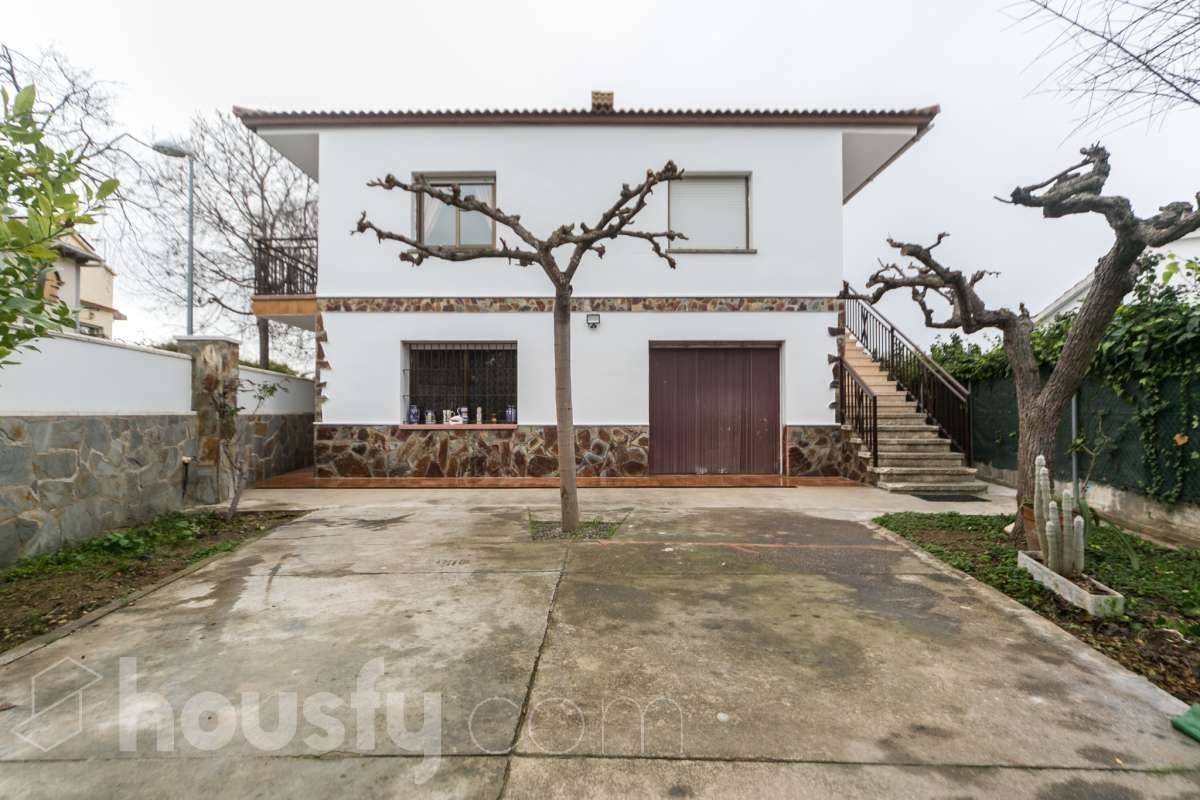 Vista exterior de Casa o xalet en venda en Vilanova i la Geltrú amb Aire condicionat, Calefacció i Jardí privat