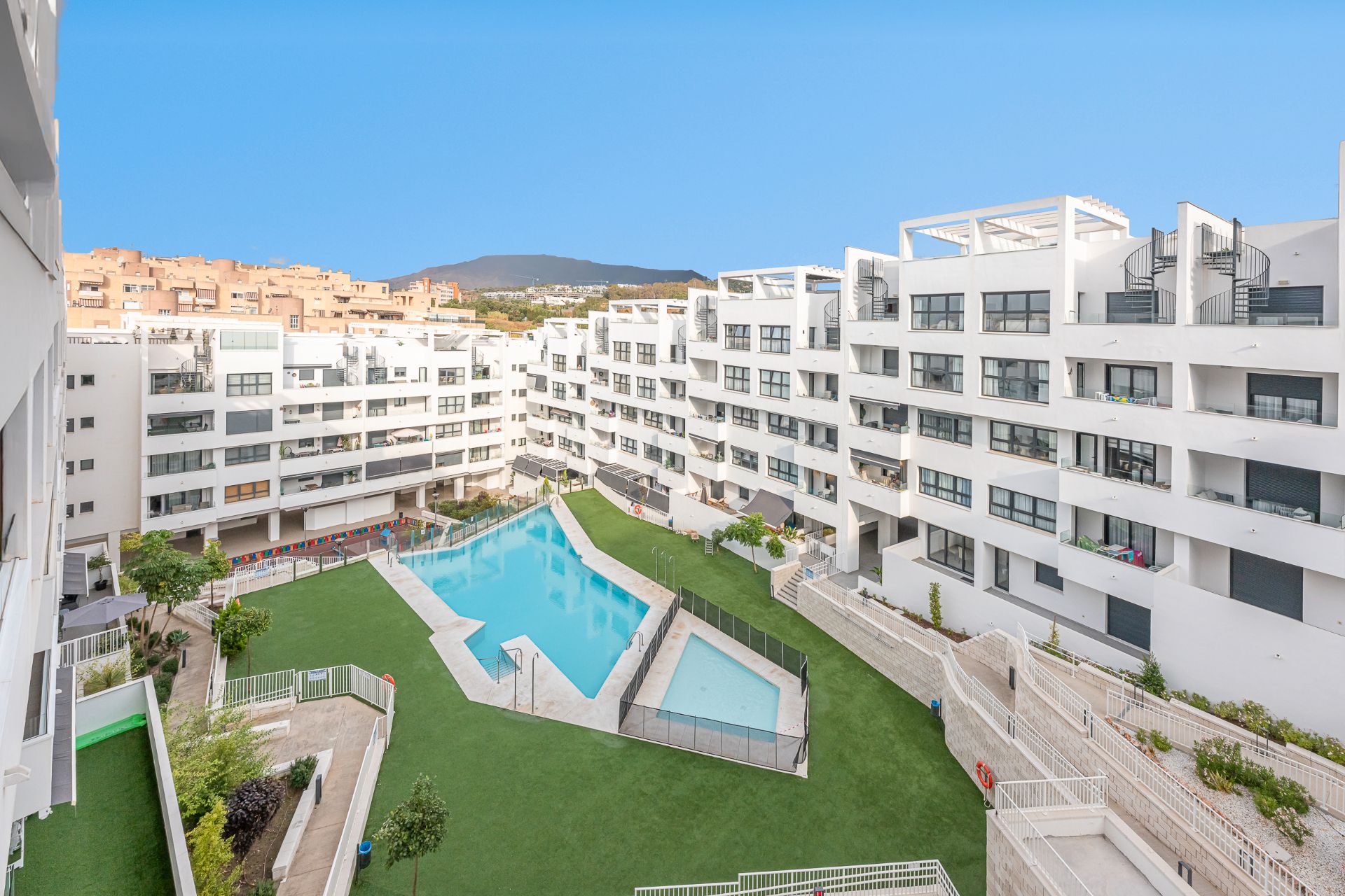 Vista exterior de Apartament en venda en Estepona amb Aire condicionat, Calefacció i Terrassa