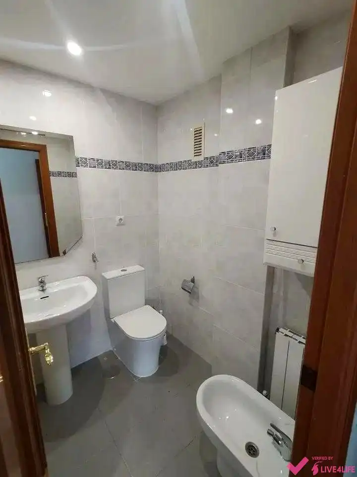 Bathroom of Flat for rent in Valencia  with Air Conditioner, Heating and Furnished