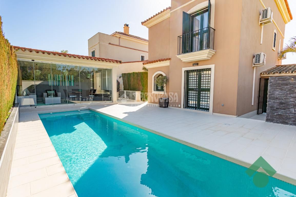 Vista exterior de Casa o xalet en venda en Algeciras amb Aire condicionat, Calefacció i Terrassa