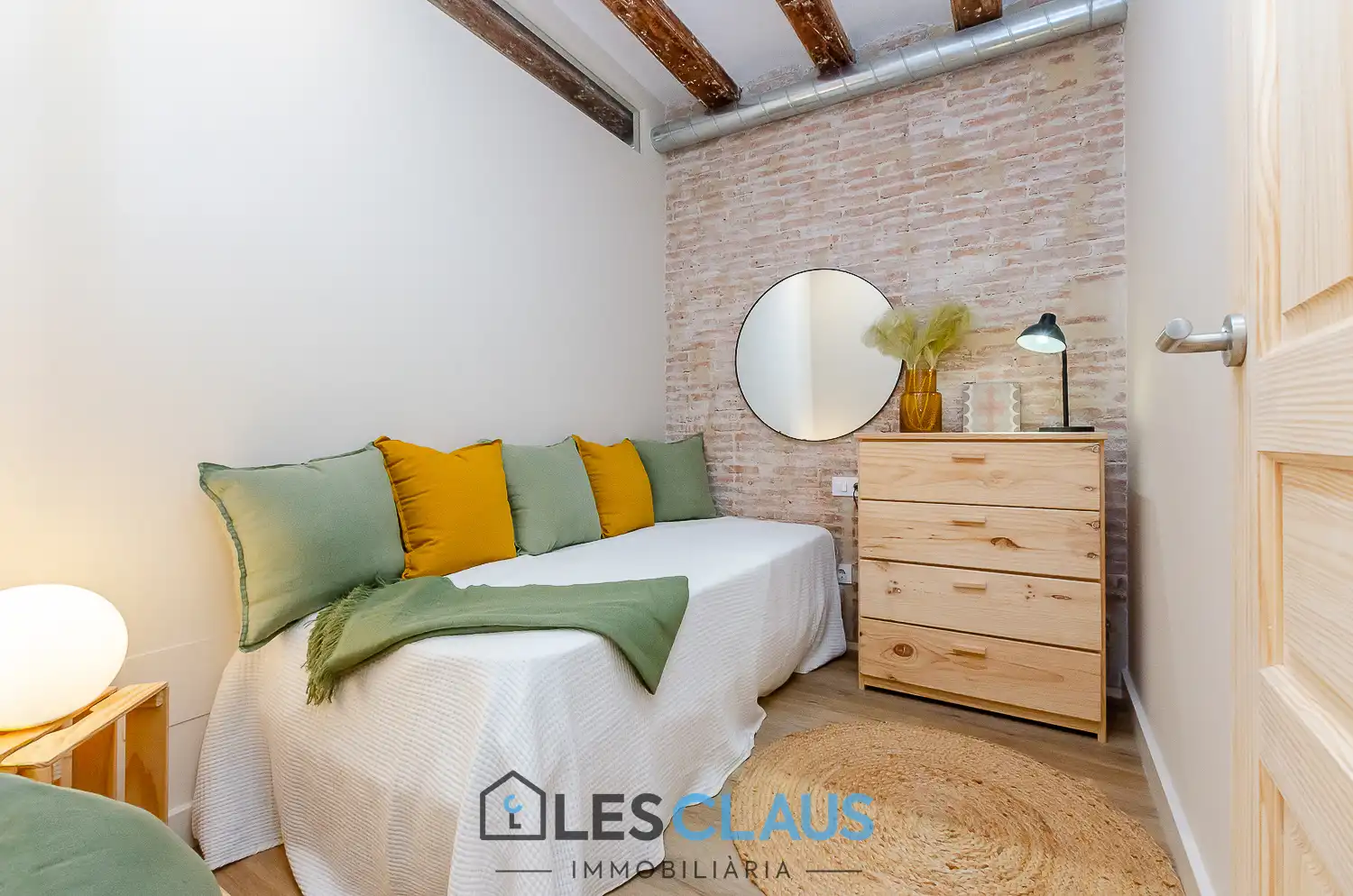 Schlafzimmer von Wohnung zum Verkauf in Barcelona mit Parkett, Ofen und Mikrowelle