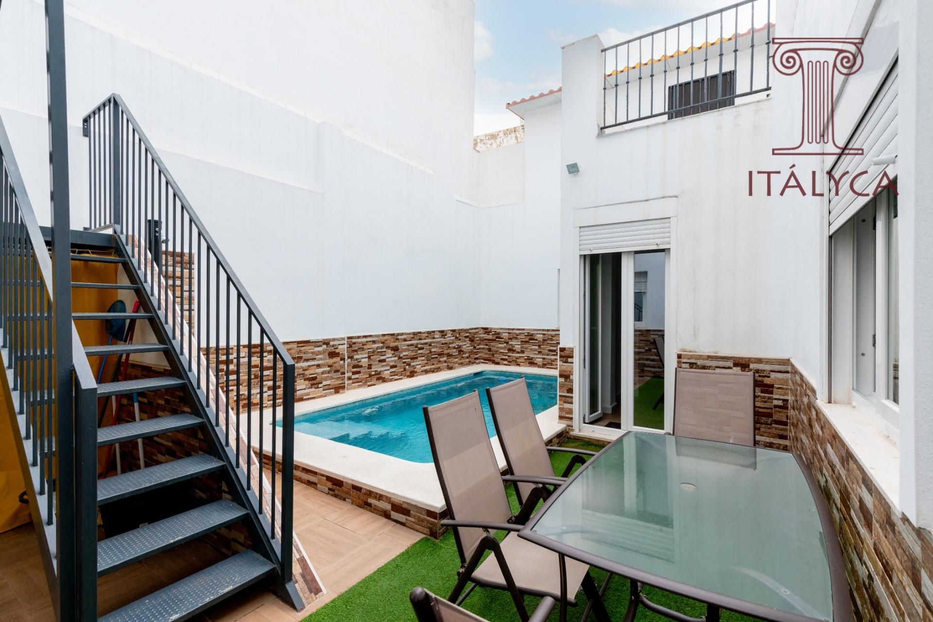 Piscina de Casa adosada en venda en Camas amb Calefacció, Terrassa i Traster