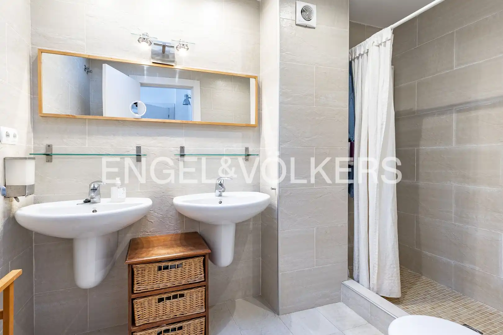 Baño de Casa adosada de alquiler en Tiana con Aire acondicionado, Calefacción y Jardín privado
