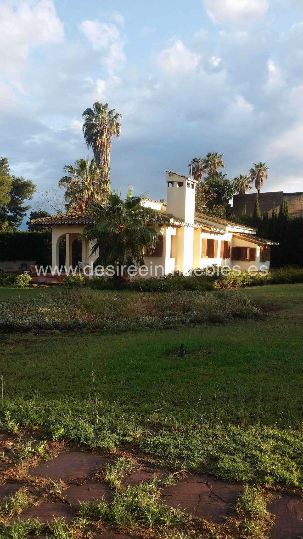 Vista exterior de Casa o xalet de lloguer en Torrent amb Calefacció, Jardí privat i Terrassa