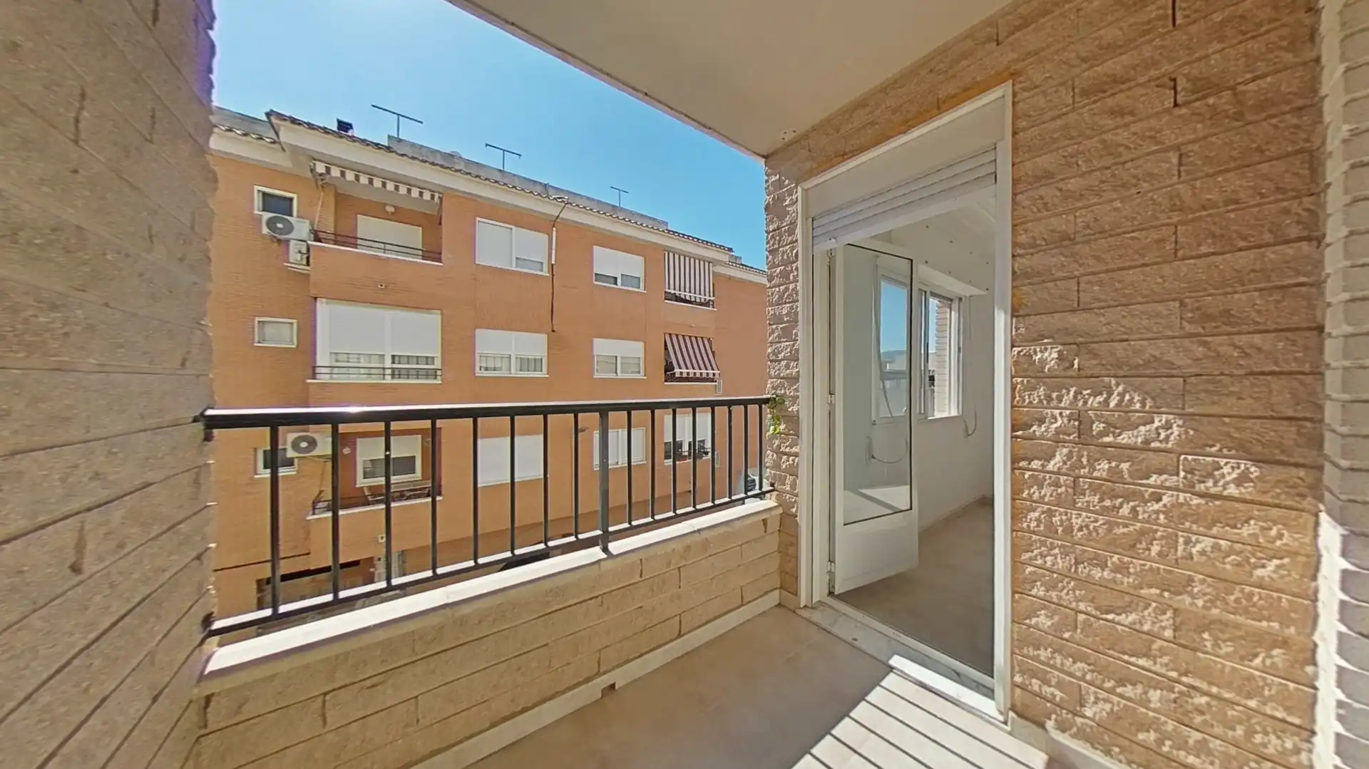 Vista exterior de Piso en venta en Bigastro con Balcón