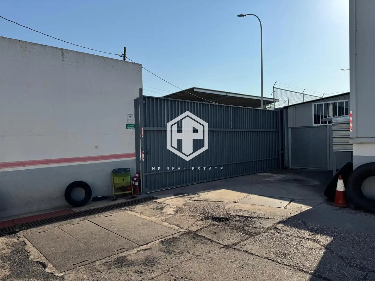 Vista exterior de Nau industrial de lloguer en Madrid amb Calefacció i Alarma
