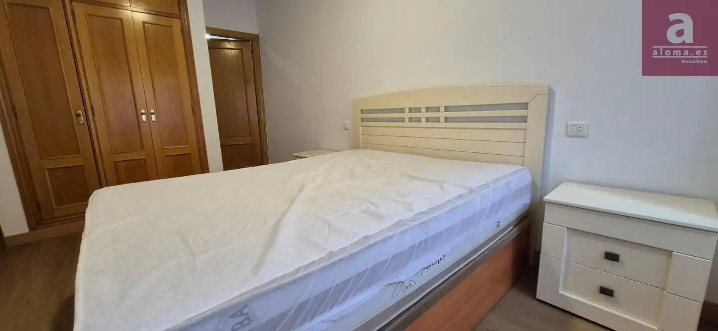 Habitación de Estudio de alquiler en Cáceres con Aire acondicionado, Trastero y Amueblado