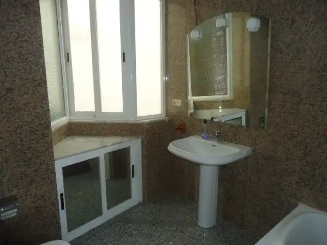 Bathroom of Flat for rent in Granada  with Air Conditioner, Furnished and Washing machine